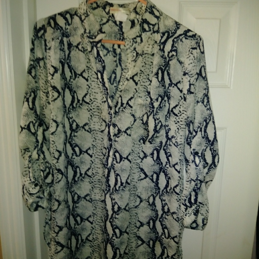 (2/$10) SNAKE PRINT BLOUSE SIZE M